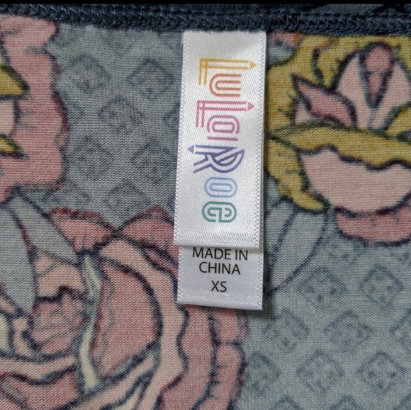 2 Lularoe Tops Lot Sm XS Tunic Floral Short Sleeves Blue Loose Flared Lot Of  2 - Picture 4 of 7